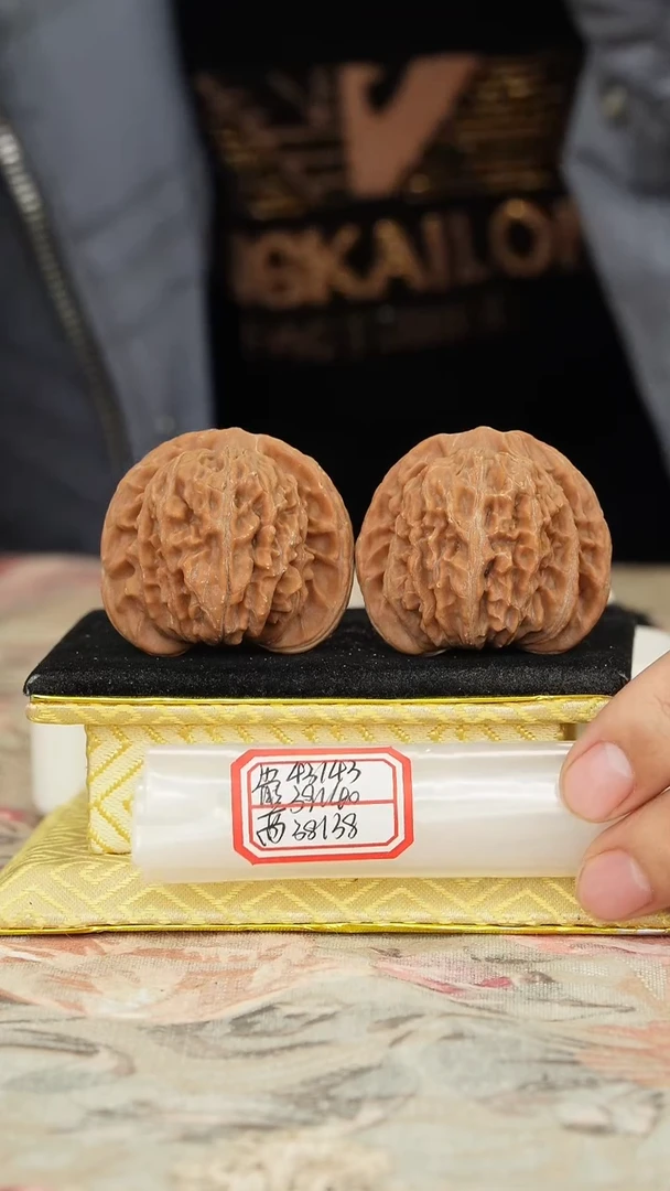 【闪购商品】文玩核桃把件一代楼