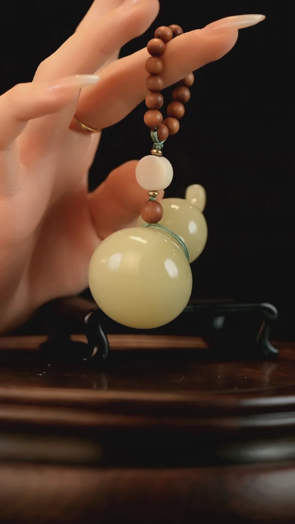 云南石竹叶青雕刻：手捻福禄