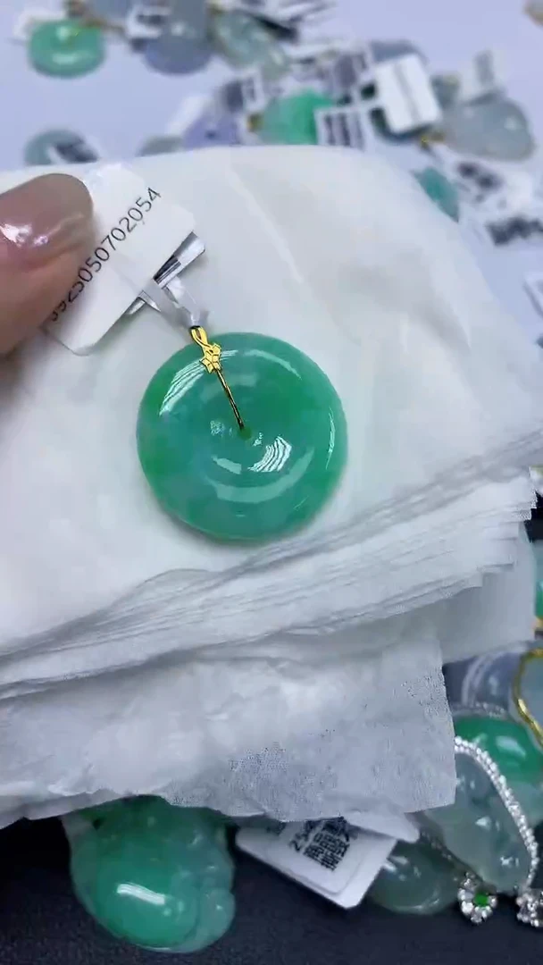 翡翠18K金镶嵌颈饰天然缅甸翡翠A货
