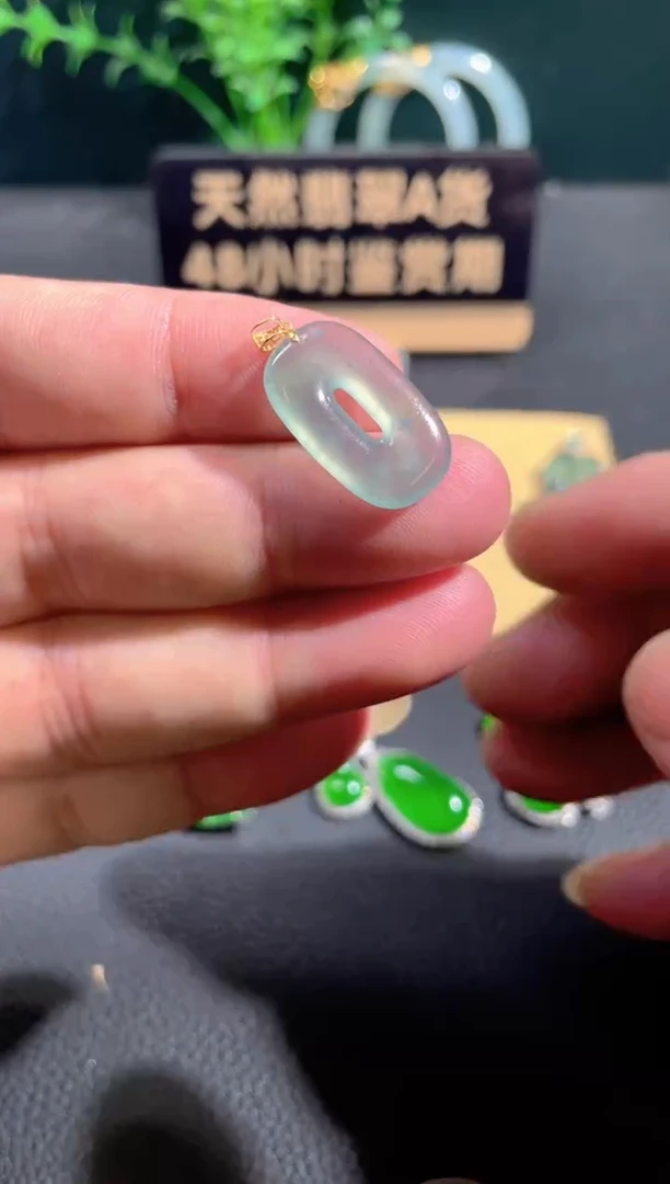 翡翠18K金镶嵌颈饰翡翠