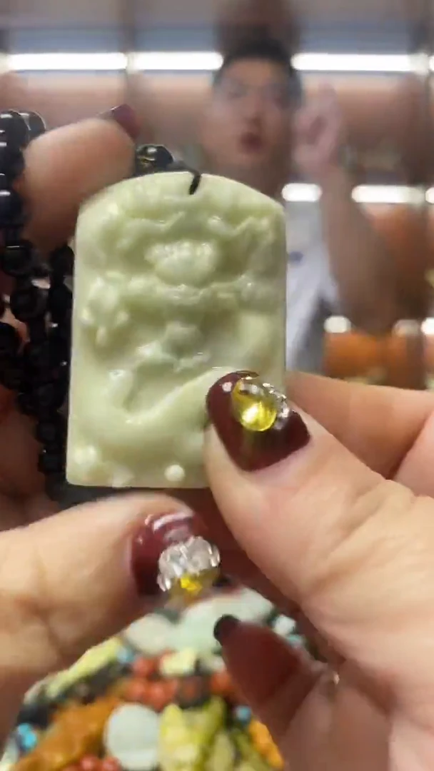 未镶嵌蛇纹石玉吊坠