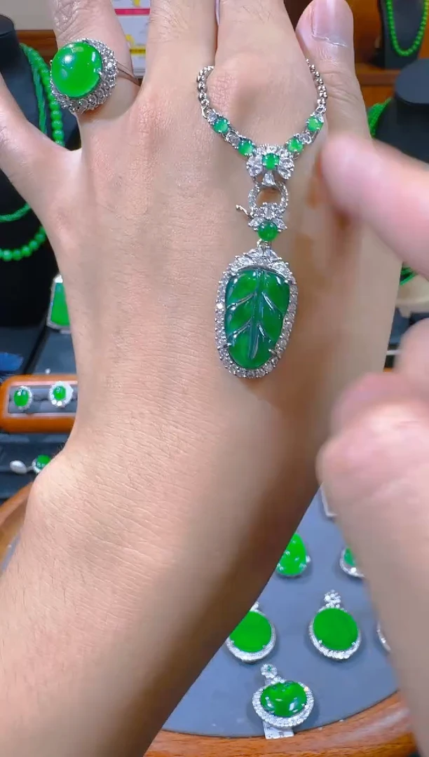 翡翠未镶嵌吊坠(赠链)天然A货翡翠