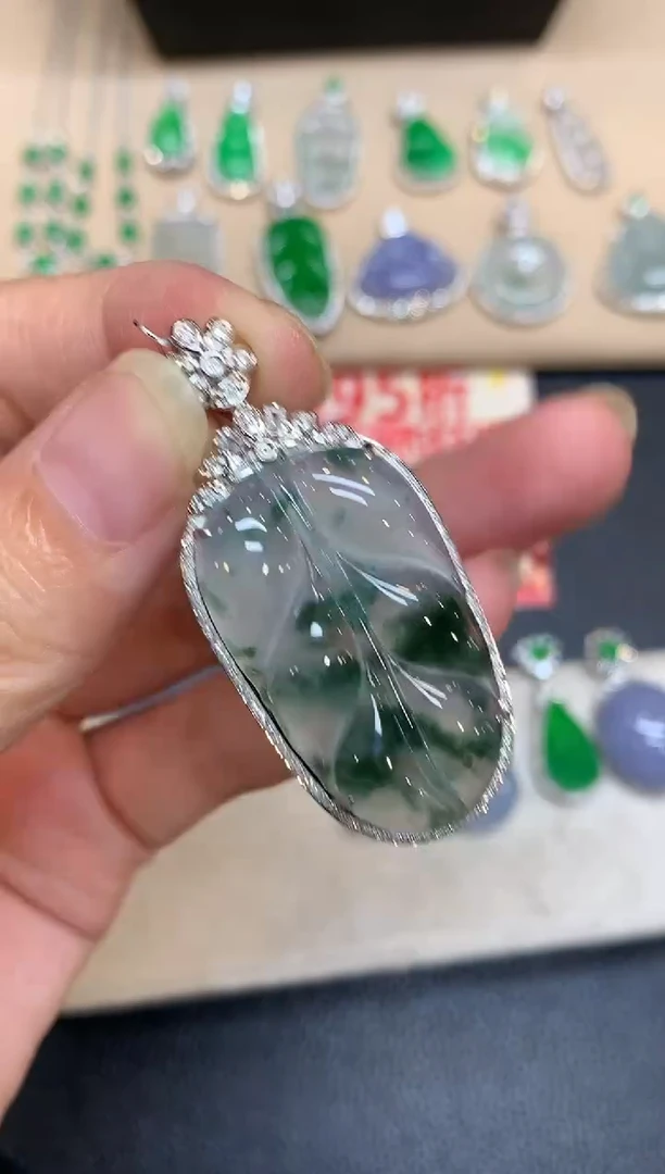 颈饰18K金镶嵌翡翠树叶【无服务费