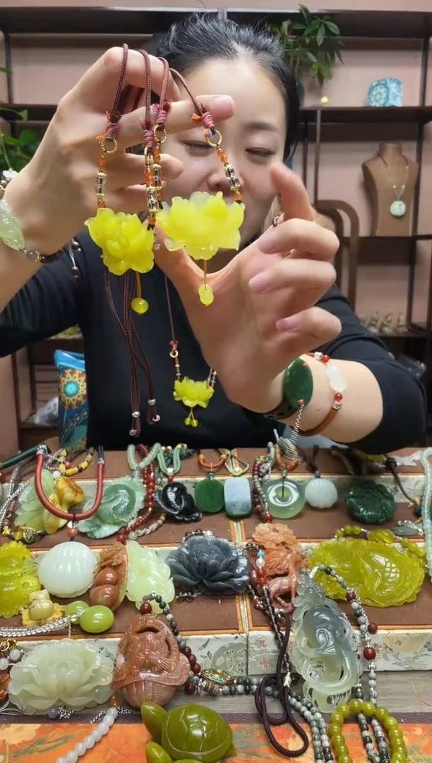 未镶嵌岫玉颈饰多样性发货发其中之一