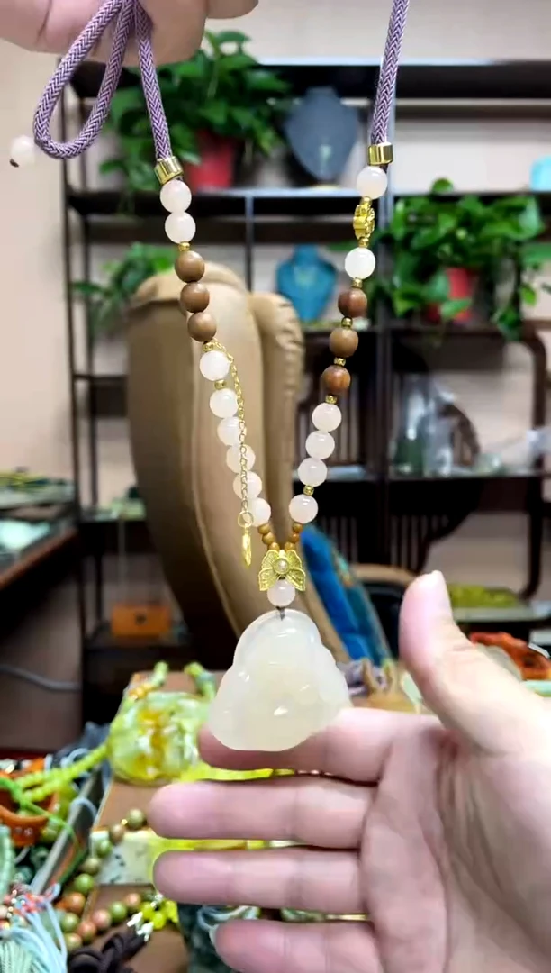 未镶嵌岫玉颈饰·