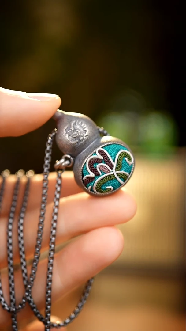 刺绣私人定制苗族手工W945