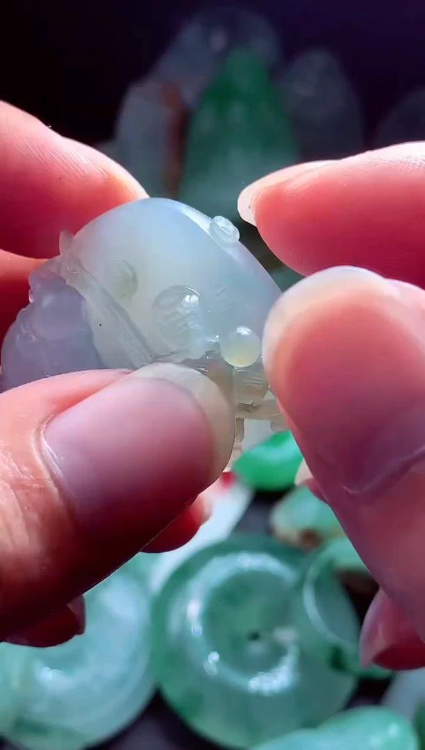 未镶嵌定制翡翠胡**?翡翠毛货定制