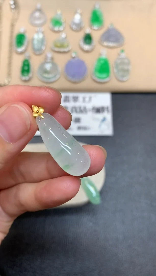 颈饰18K金镶嵌翡翠福瓜【无服务费