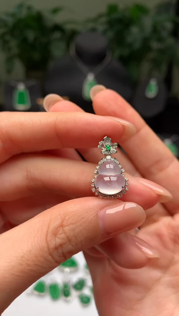 颈饰18K金镶嵌翡翠葫芦