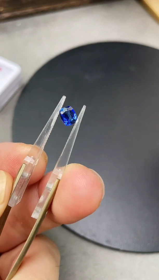 裸石蓝宝石有烧1.06克拉蓝宝石