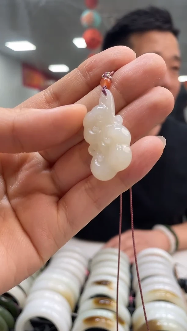 和田玉未镶嵌颈饰熟油膏如意吊坠随机发一件