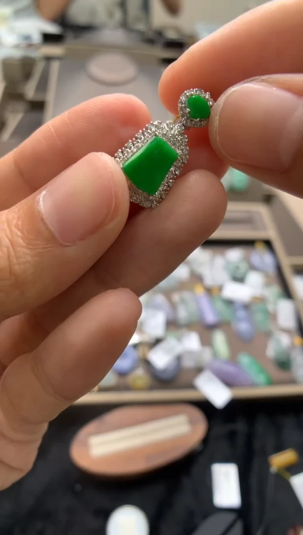 颈饰18K金镶嵌翡翠无事牌