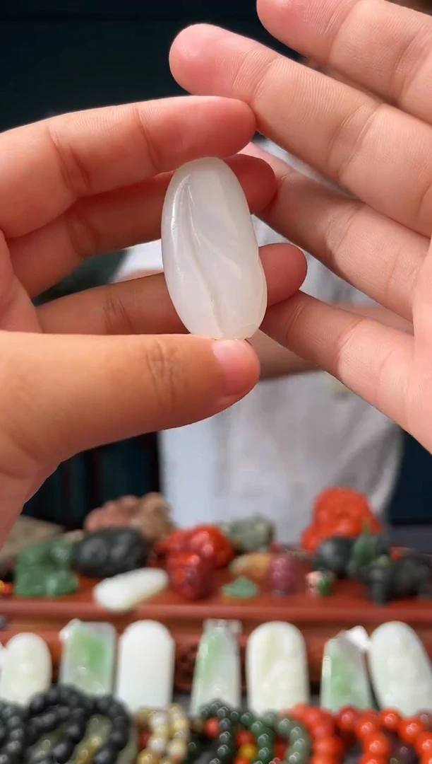 和田玉未镶嵌颈饰吊坠