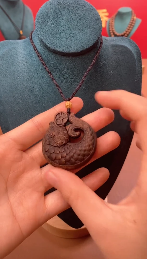 【闪购商品】沉香木手串P顺化紫棋手雕年年有鱼牌