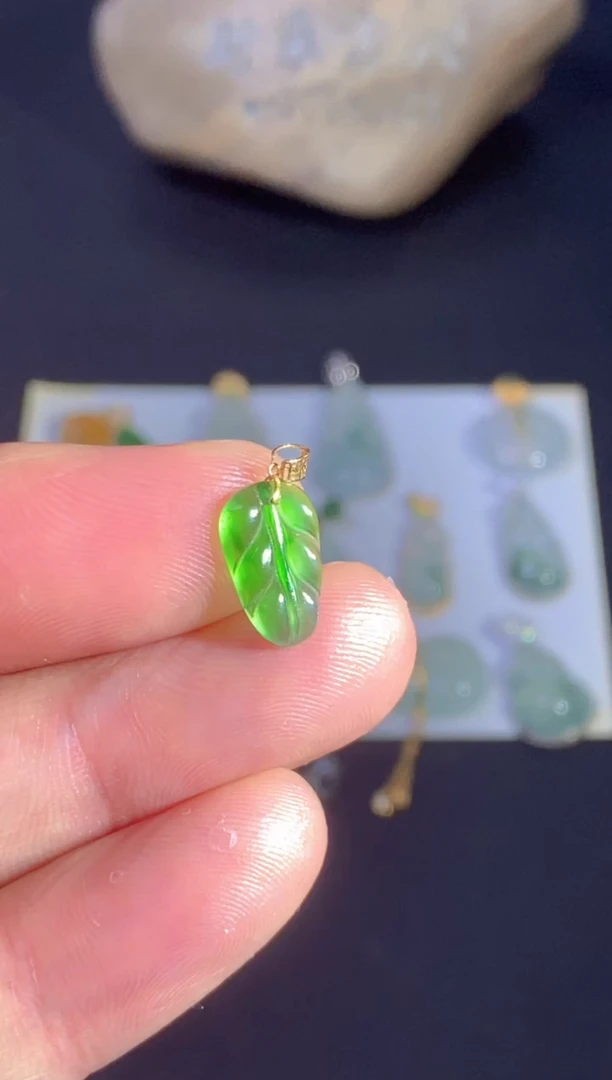 颈饰18K金镶嵌翡翠