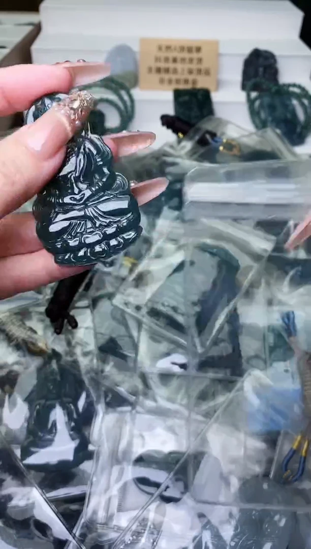 颈饰未镶嵌翡翠