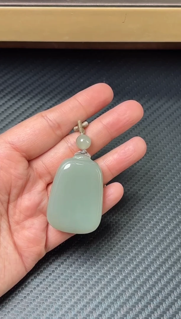 吊坠(赠链)未镶嵌和田玉且末近矿微色差吊坠m