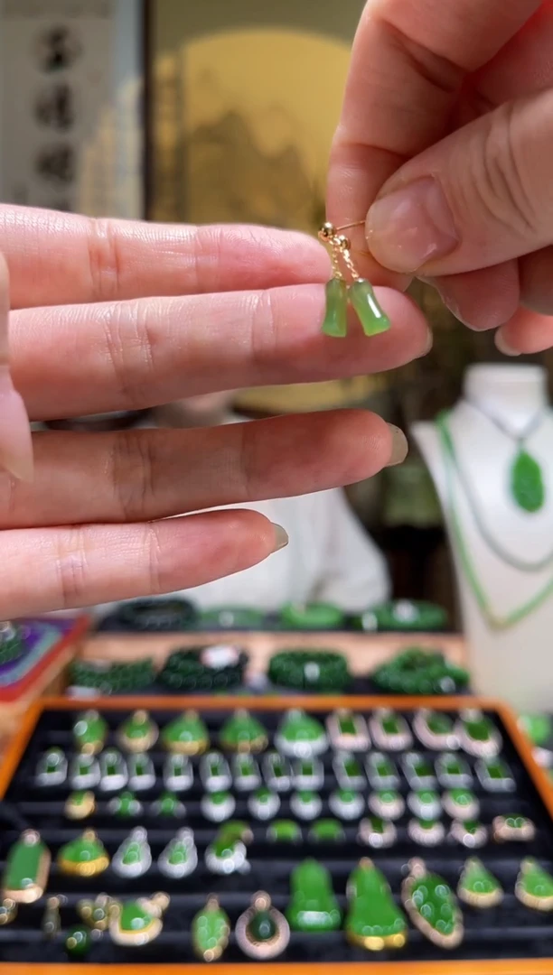 颈饰18K金镶嵌和田玉（碧玉）苹果绿竹节耳饰一对多样性发一