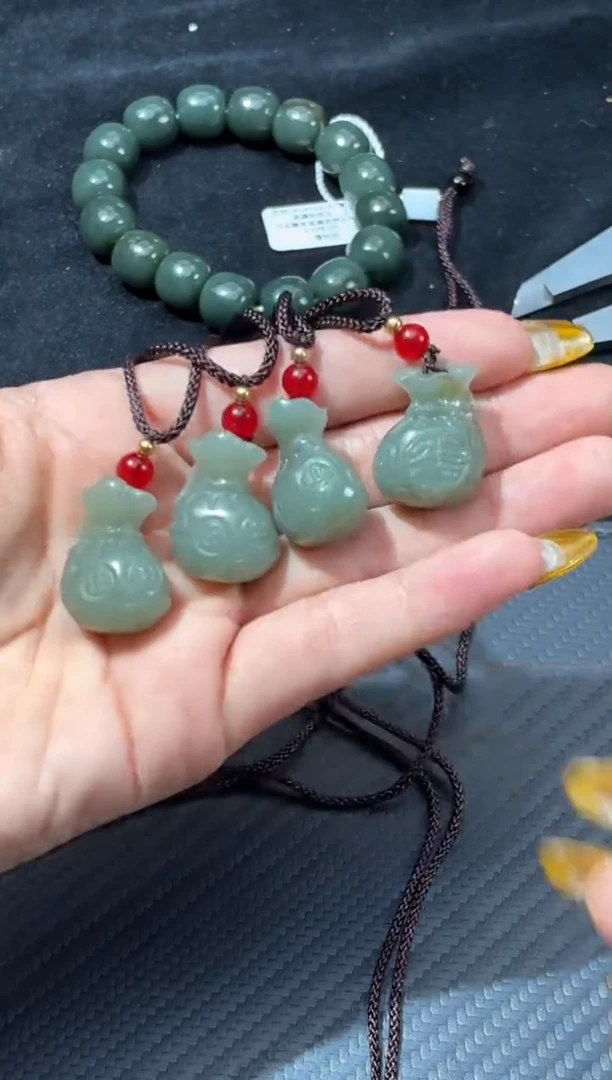 颈饰未镶嵌和田玉（青玉）吊坠