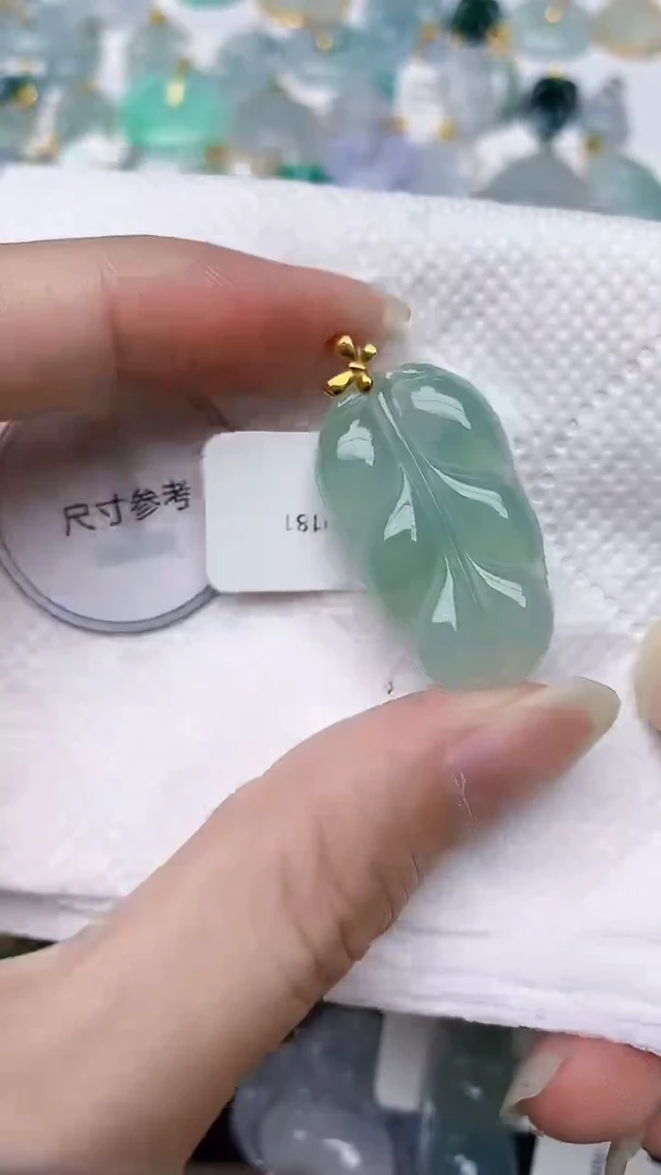 颈饰18K金镶嵌翡翠天然A货翡翠