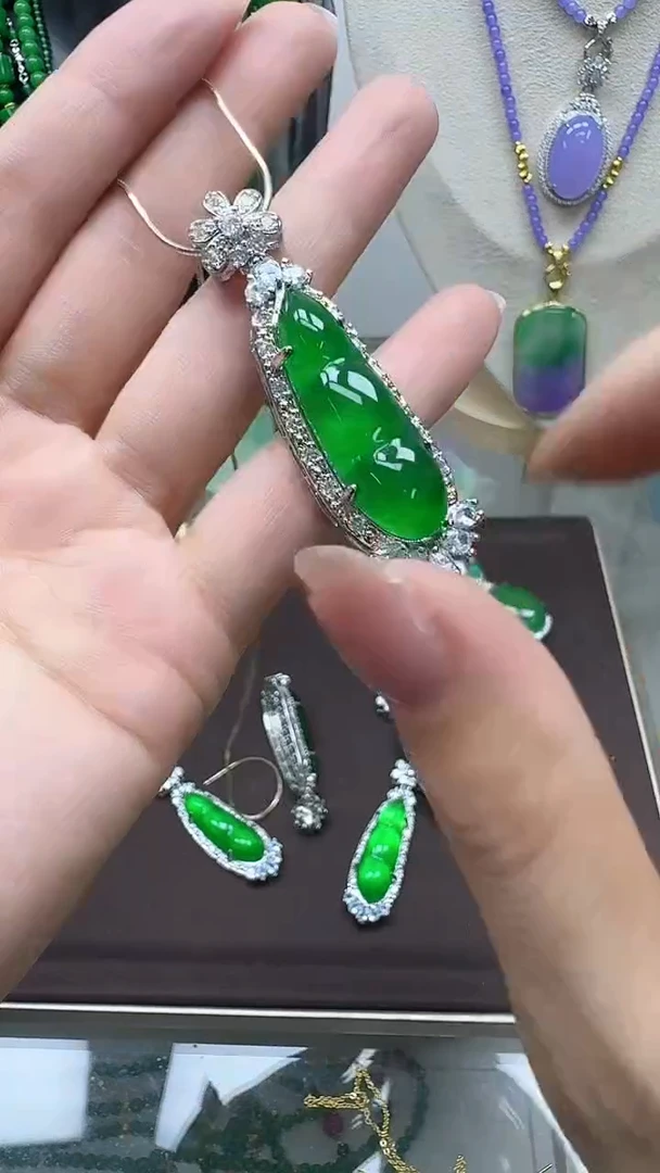 冰绿豆荚镶嵌吊坠aa