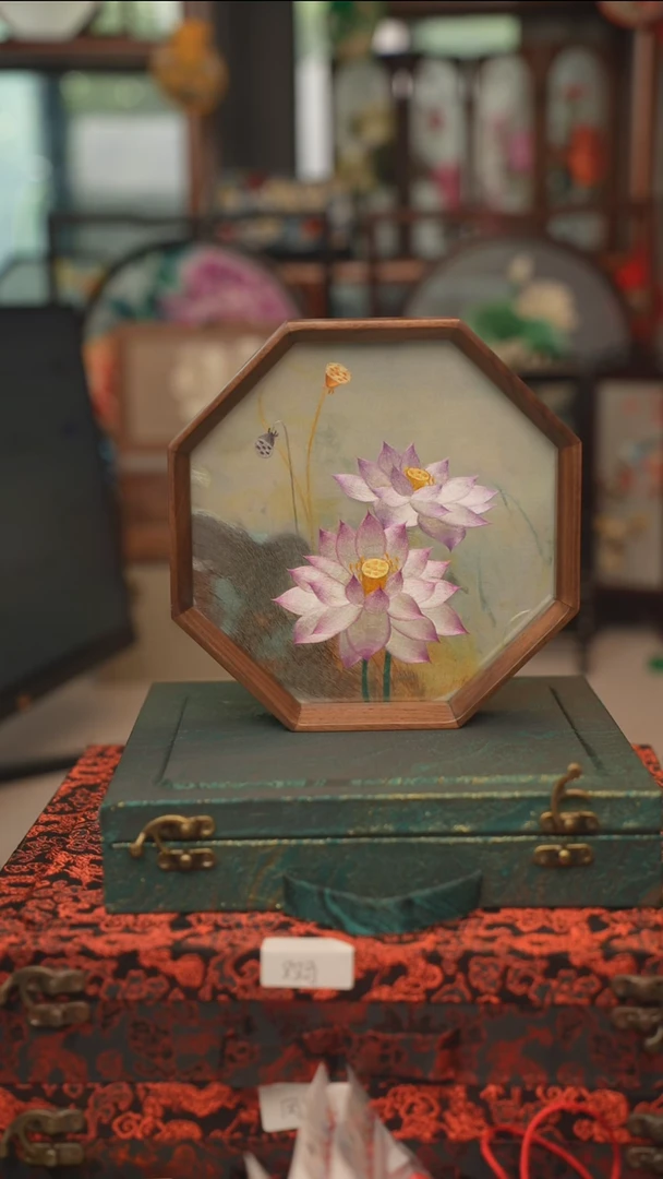 犏牛皮（革）苏绣双面绣八角台屏胡桃木框大号20CM