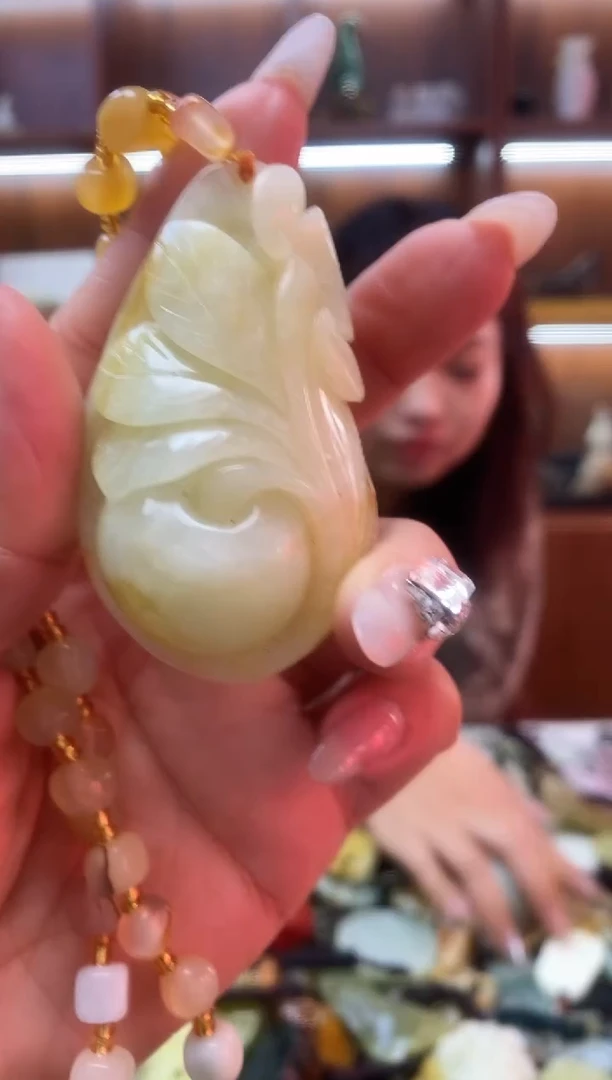 未镶嵌蛇纹石玉吊坠