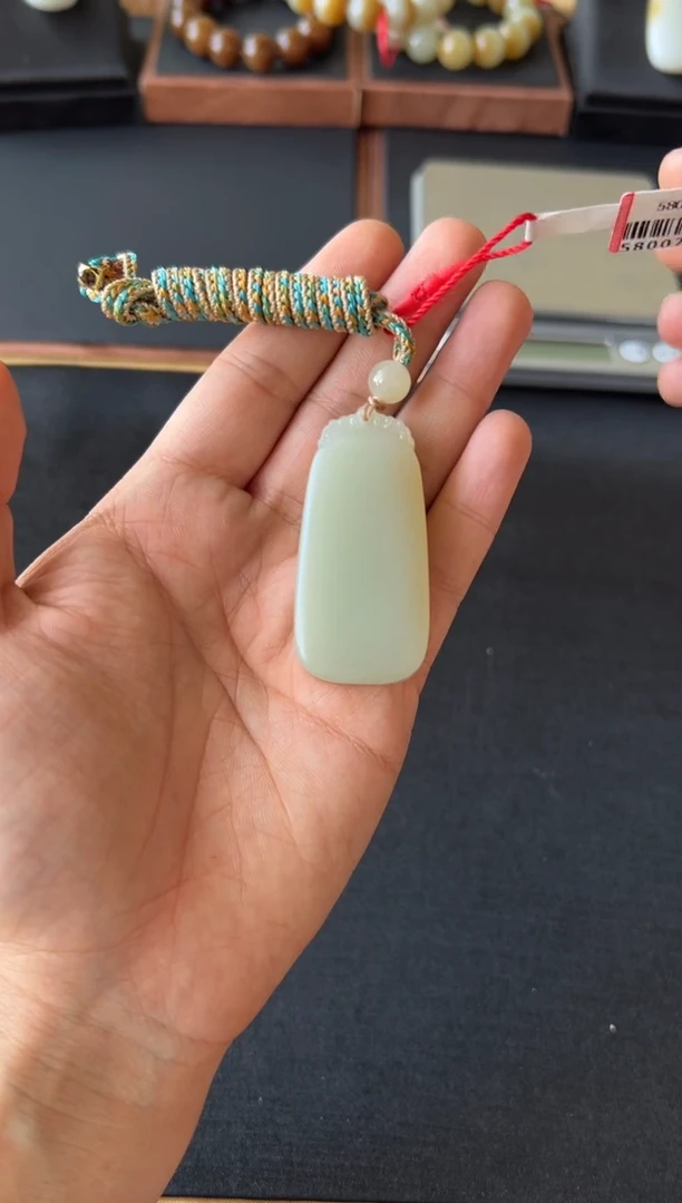 【闪购商品】和田玉吊坠(赠链)未镶嵌且末微色差迪克兰一细