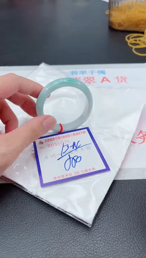 翡翠手镯未镶嵌1