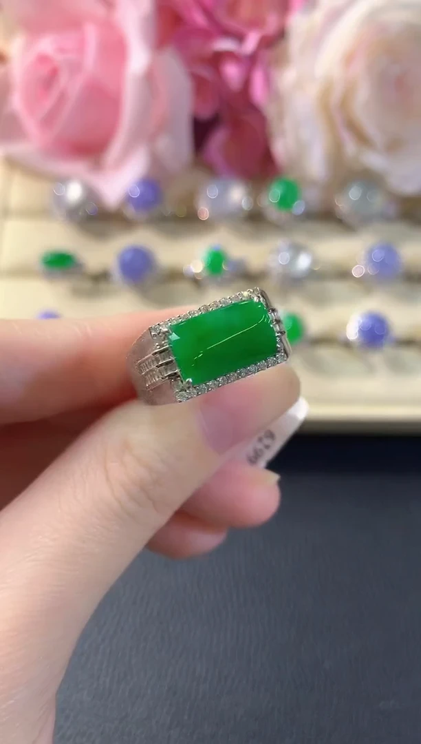 18K金镶嵌戒指翡翠冬日珠宝Q101