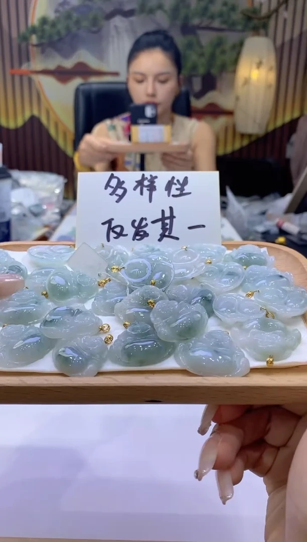 翡翠18K金镶嵌颈饰多样性仅发其一9628