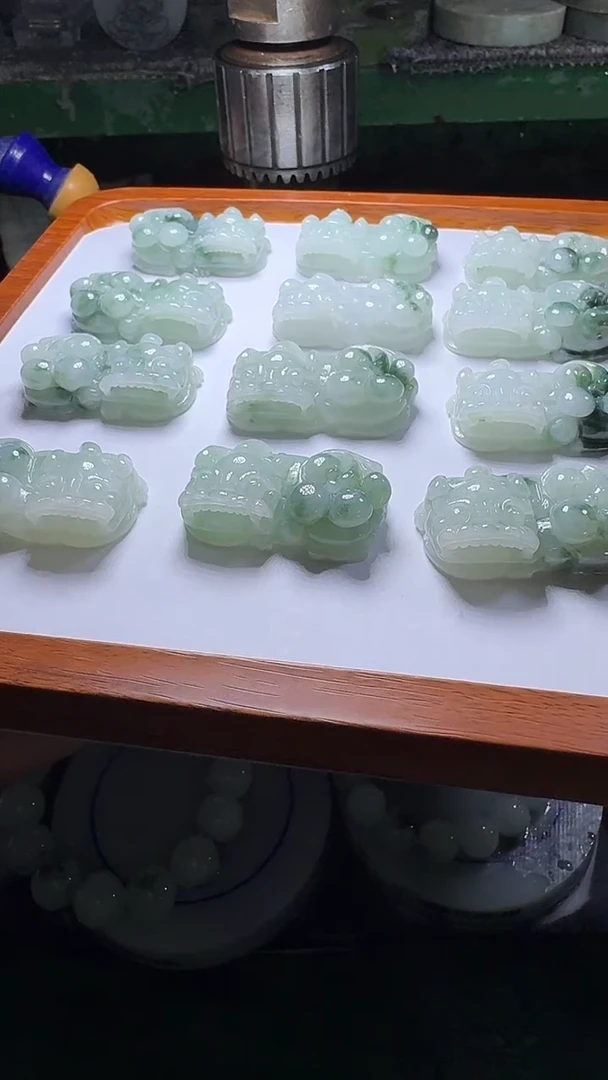 翡翠未镶嵌颈饰飘花貔貅多样性发一件