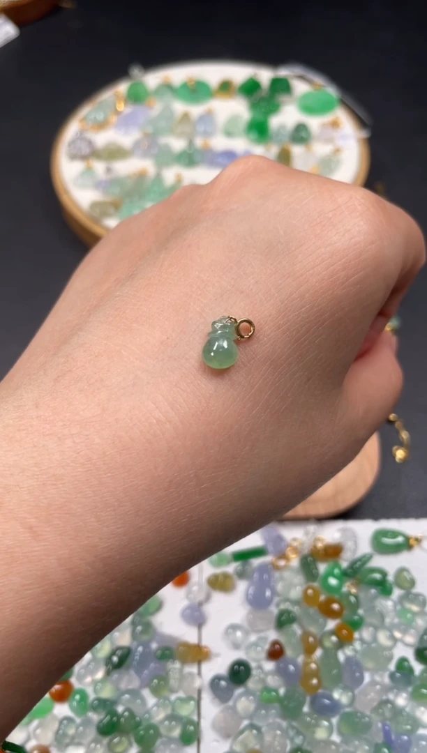 吊坠(不含链)18K金镶嵌翡翠一个JK691