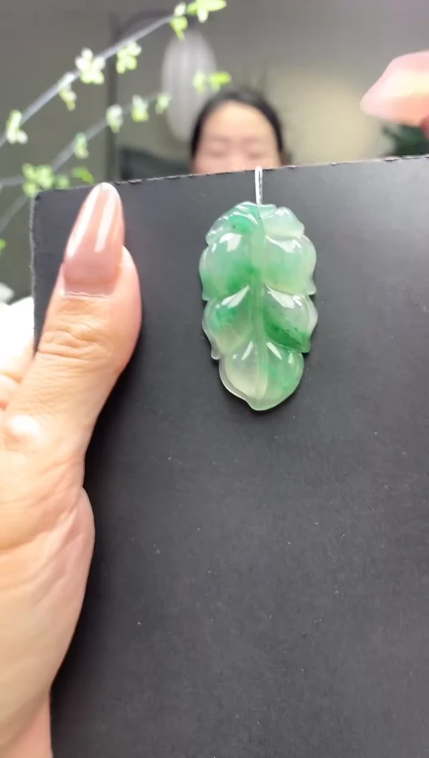 颈饰未镶嵌石英质玉叶子