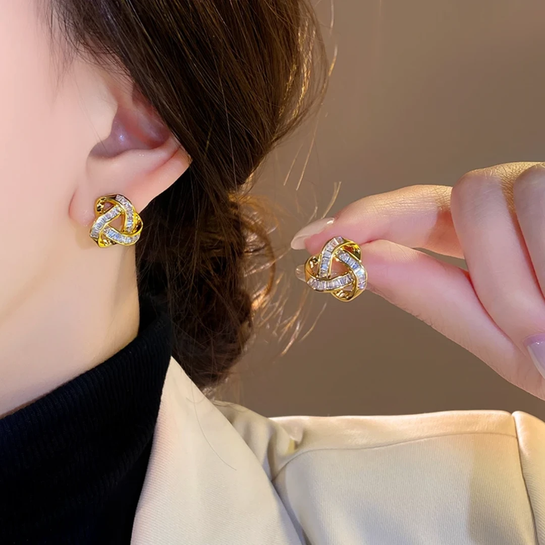 铜合金耳饰 小巧精致镂空交叉耳钉轻奢小众设计感气质耳环C143