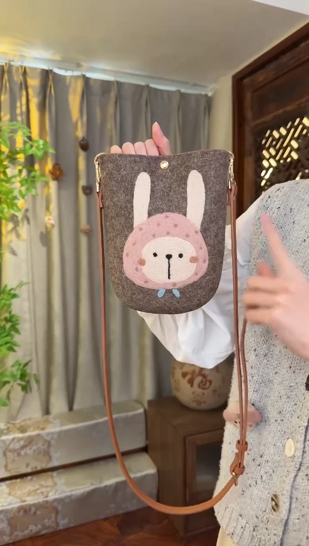 羊毛非遗羊毛毡包 手机包兔子