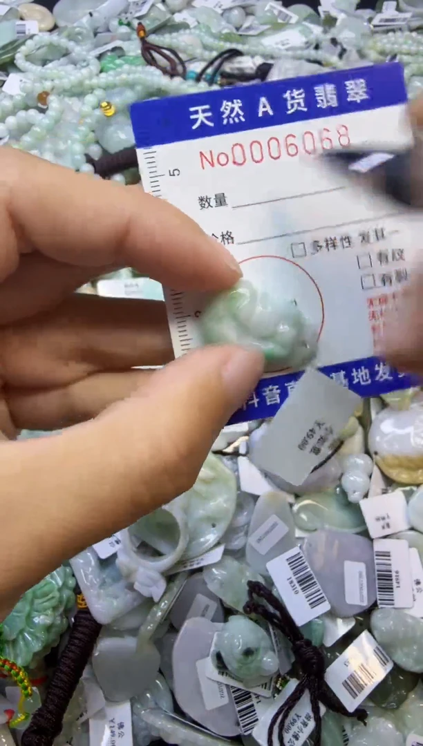 【闪购商品】翡翠颈饰未镶嵌00006068