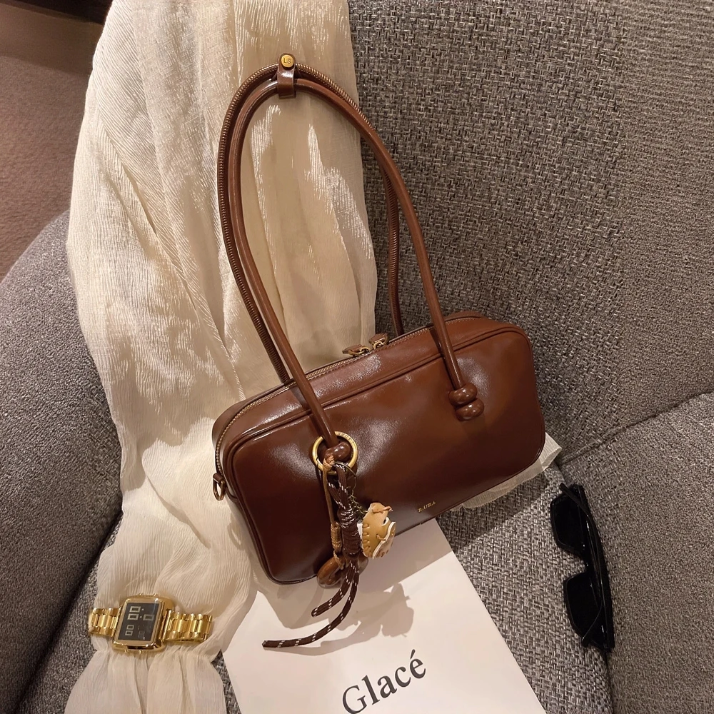 香港品牌2026秋冬新款复古枕头包包女波士顿包通勤手提单肩斜挎包