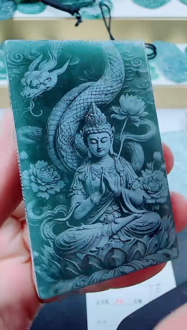 翡翠未镶嵌颈饰生肖蛇