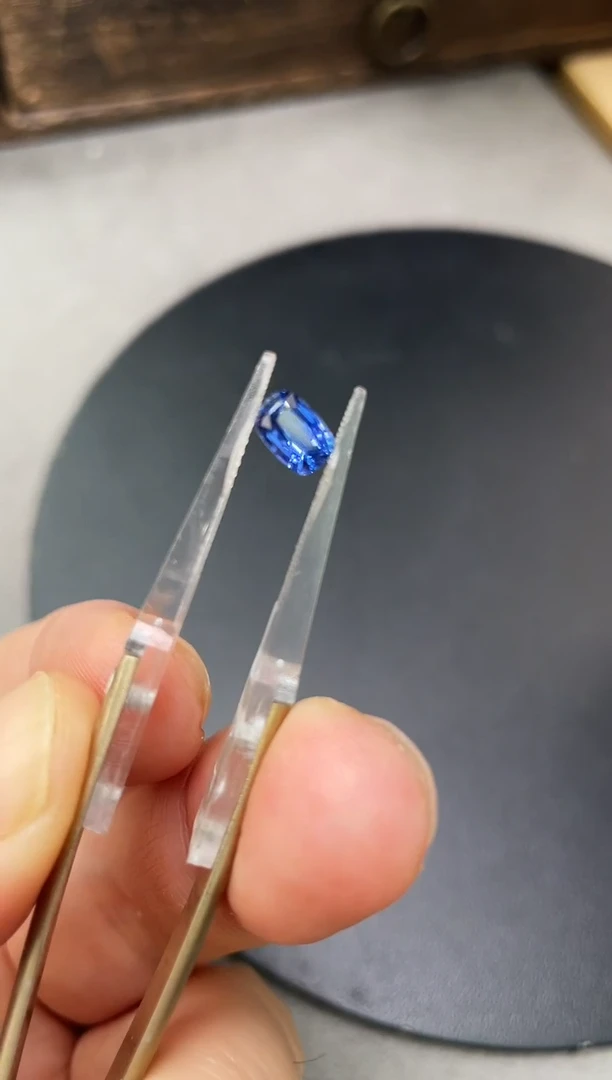 裸石蓝宝石有烧1.11克拉蓝宝石