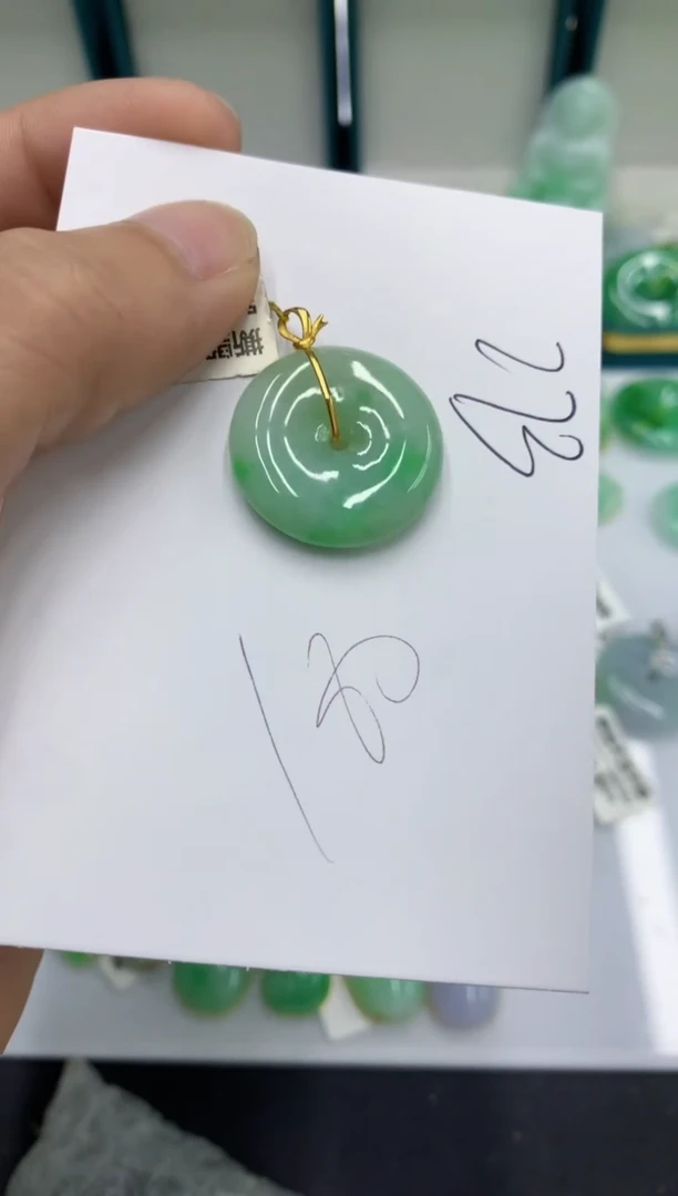 翡翠18K金镶嵌颈饰翡翠