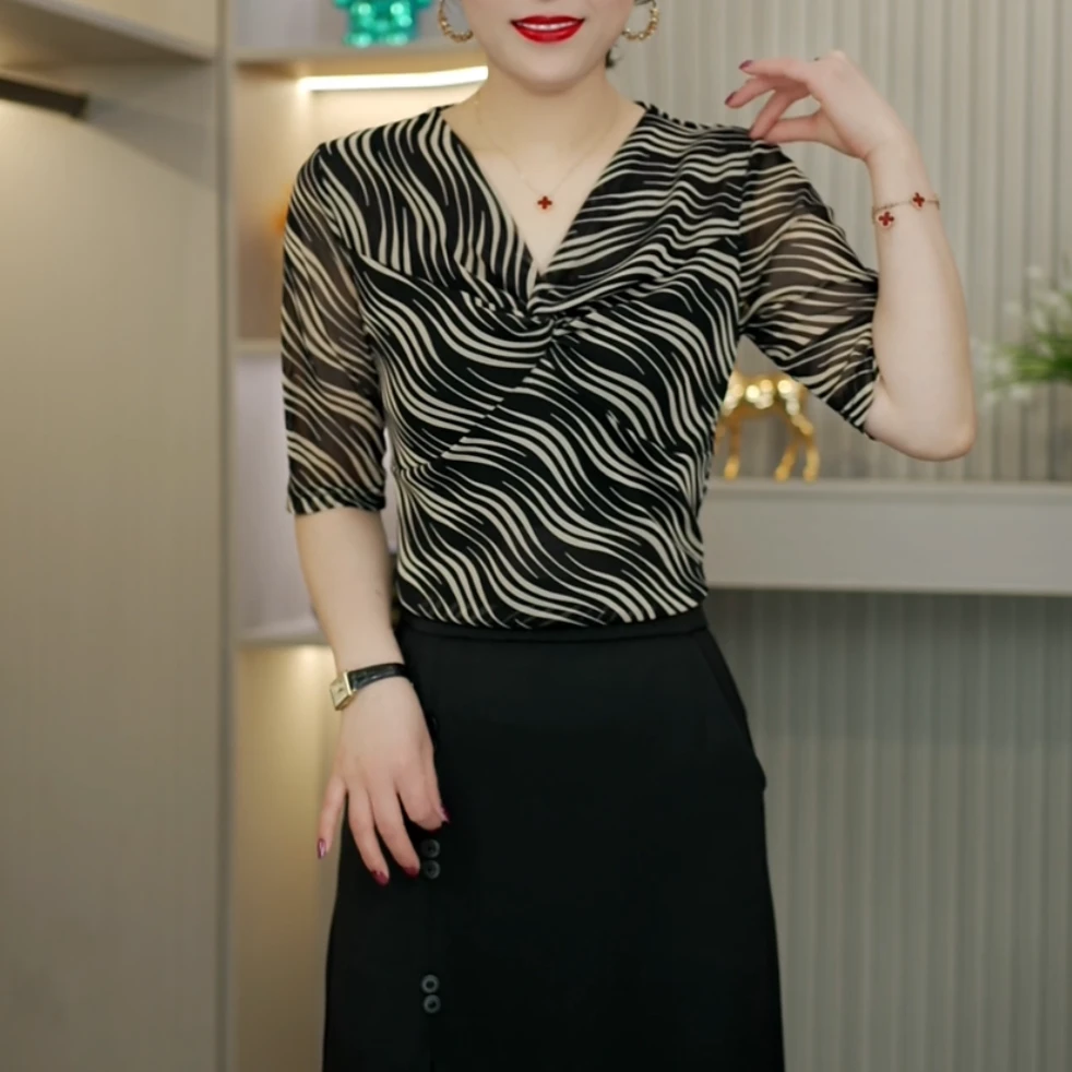 2025夏季新款v领纽巴结百搭气质精品妈妈装波纹印花小衫