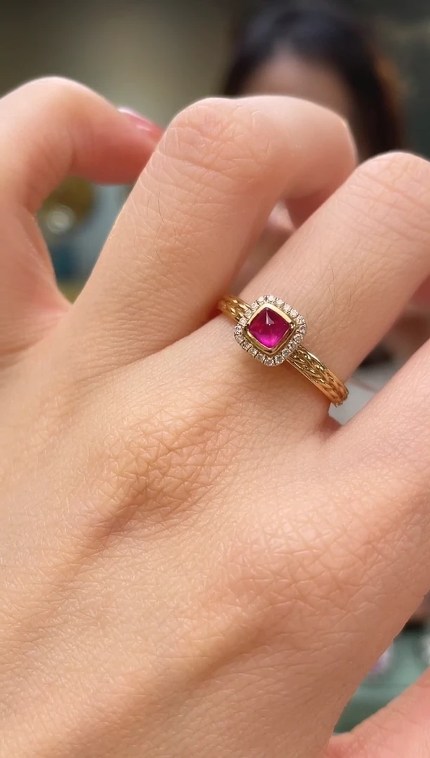 18K金镶嵌戒指红宝石主石：0.38ct