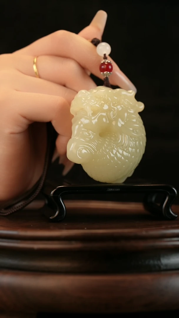 云南石竹叶青雕刻：鱼化龙