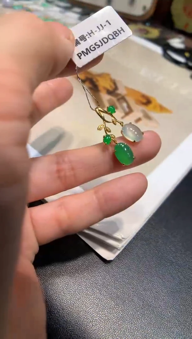 颈饰18K金镶嵌翡翠蛋面