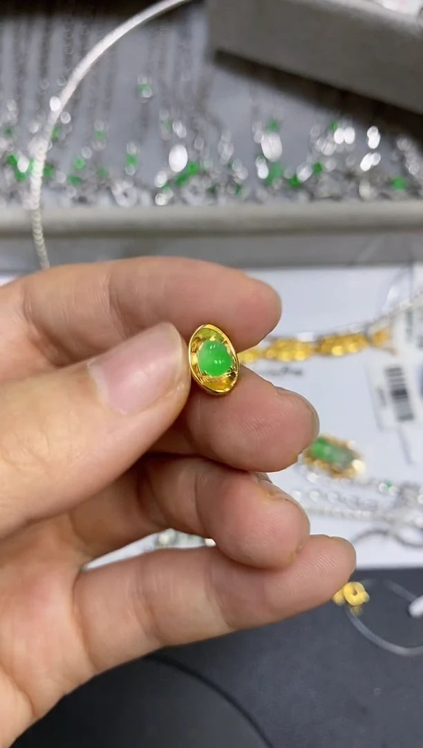 翡翠18K金镶嵌颈饰翡翠 18K金镶嵌 颈饰