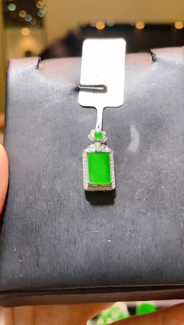 【闪购商品】翡翠吊坠(赠链)18K金镶嵌A16