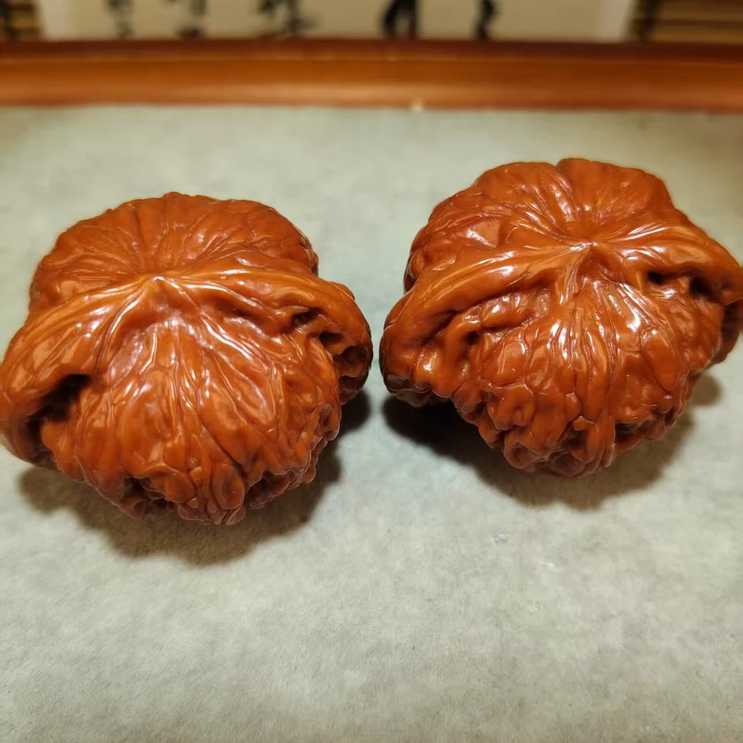 中国战鼓狮子头纯手盘核桃五年左右包浆玉化玻璃底