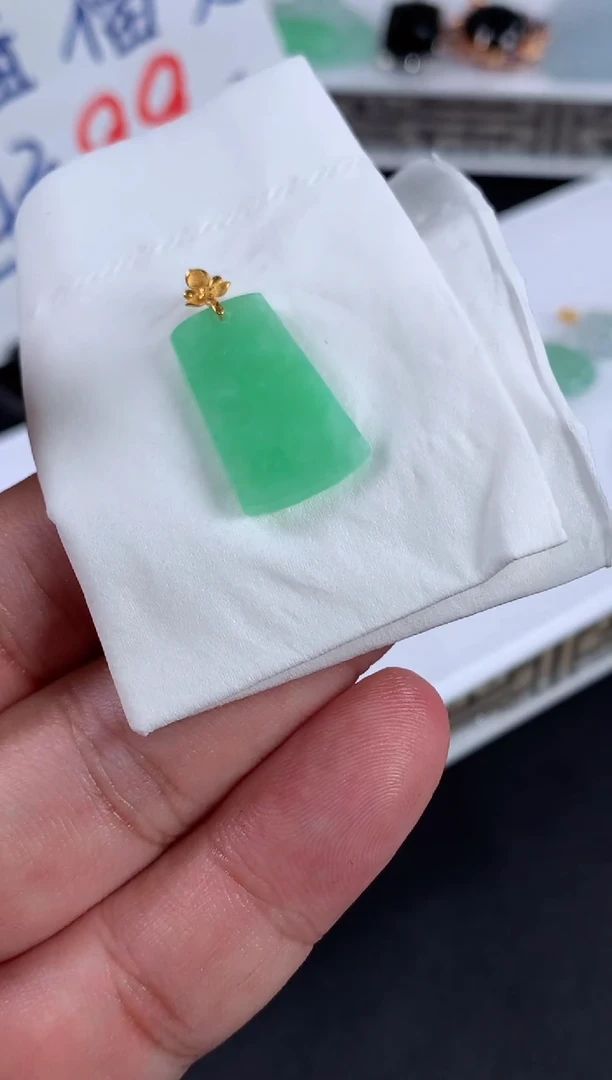 颈饰18K金镶嵌翡翠安***产翡翠