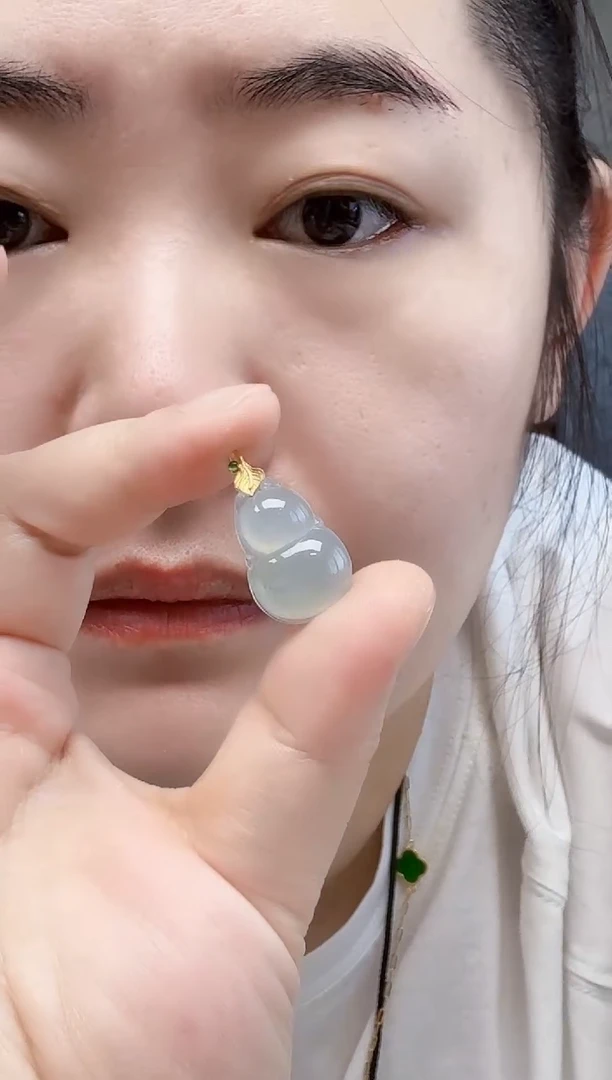 颈饰18K金镶嵌翡翠翡翠葫芦吊坠